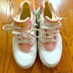 Like New Nike Haurache shoes size 6.5y